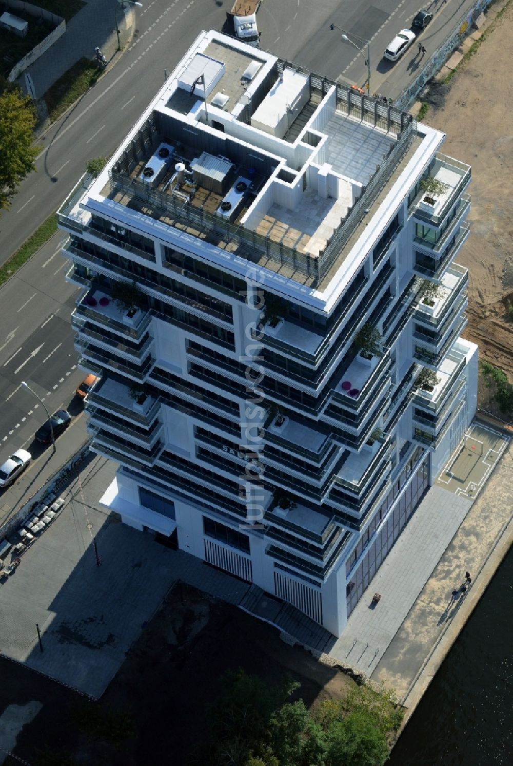 Luftaufnahme Berlin - Hochhaus Living Levels am Spree- Ufer der Mühlenstraße in Berlin - Friedrichshain