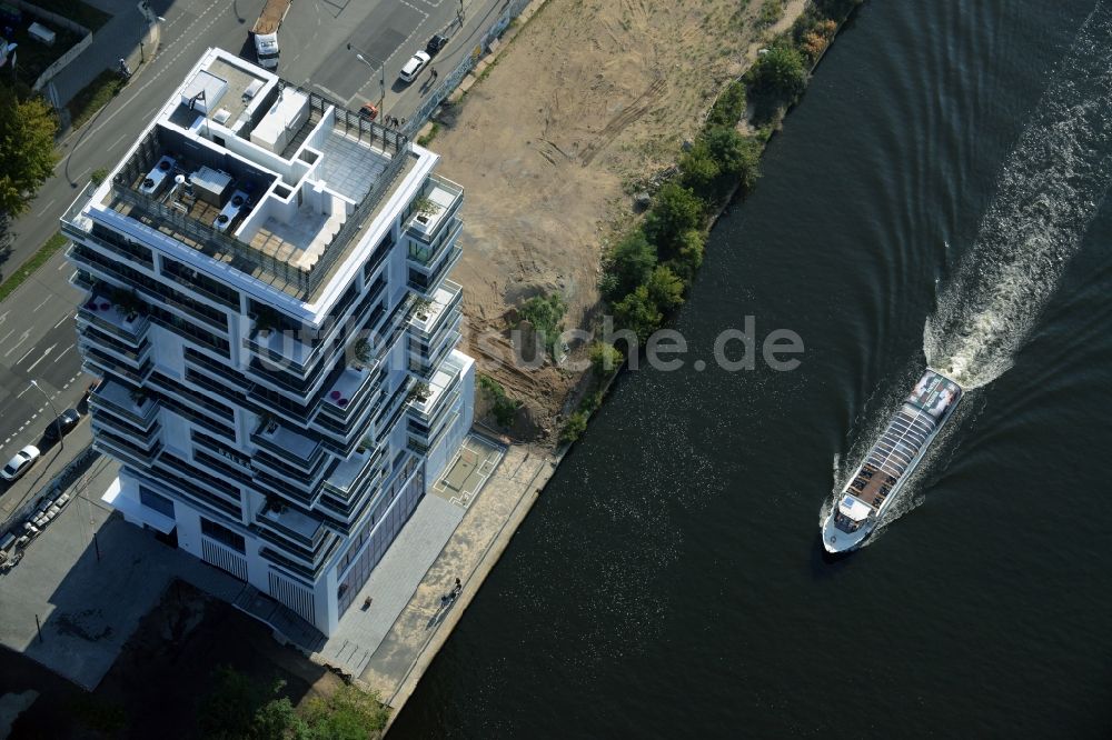 Berlin von oben - Hochhaus Living Levels am Spree- Ufer der Mühlenstraße in Berlin - Friedrichshain