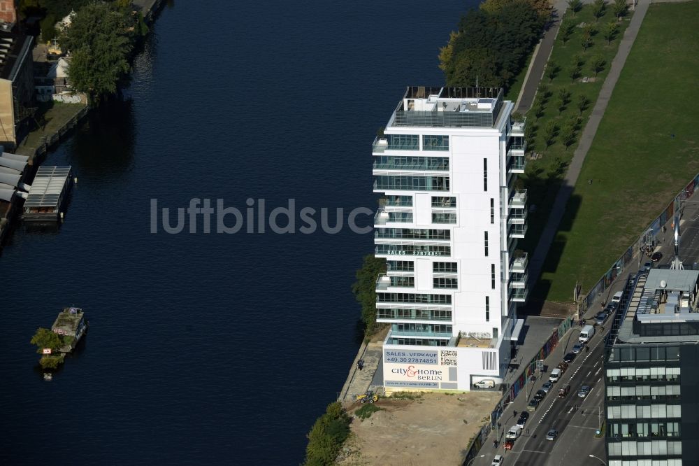 Berlin von oben - Hochhaus Living Levels am Spree- Ufer der Mühlenstraße in Berlin - Friedrichshain