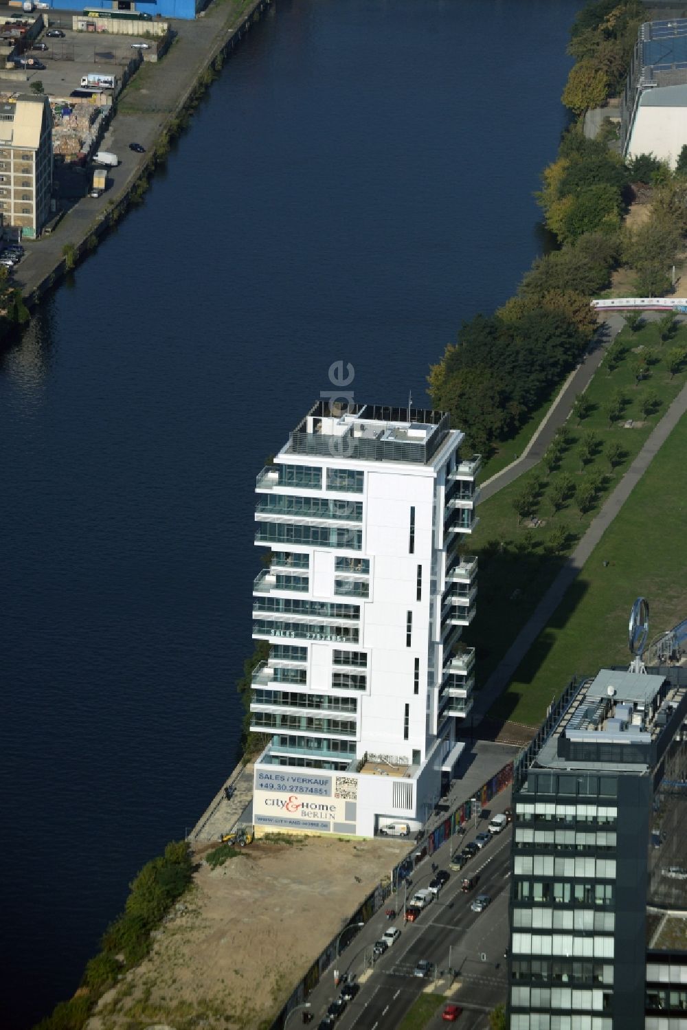 Berlin aus der Vogelperspektive: Hochhaus Living Levels am Spree- Ufer der Mühlenstraße in Berlin - Friedrichshain