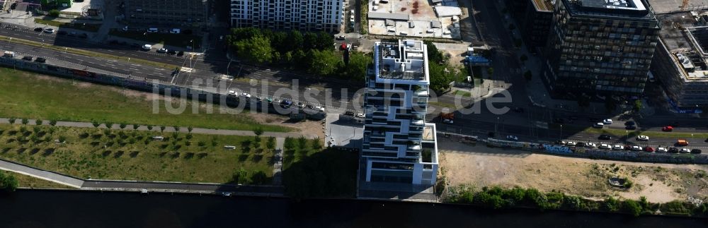 Luftaufnahme Berlin - Hochhaus Living Levels am Spree- Ufer der Mühlenstraße in Berlin - Friedrichshain