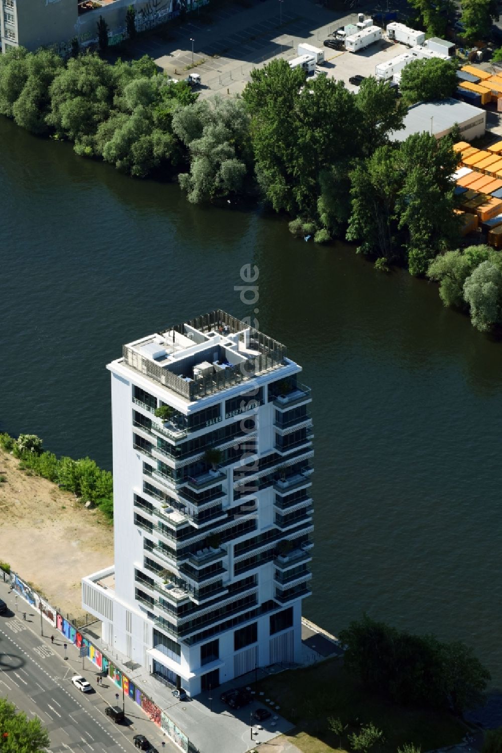 Berlin aus der Vogelperspektive: Hochhaus Living Levels am Spree- Ufer der Mühlenstraße in Berlin - Friedrichshain