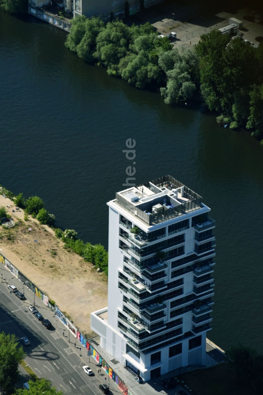 Berlin von oben - Hochhaus Living Levels am Spree- Ufer der Mühlenstraße in Berlin - Friedrichshain