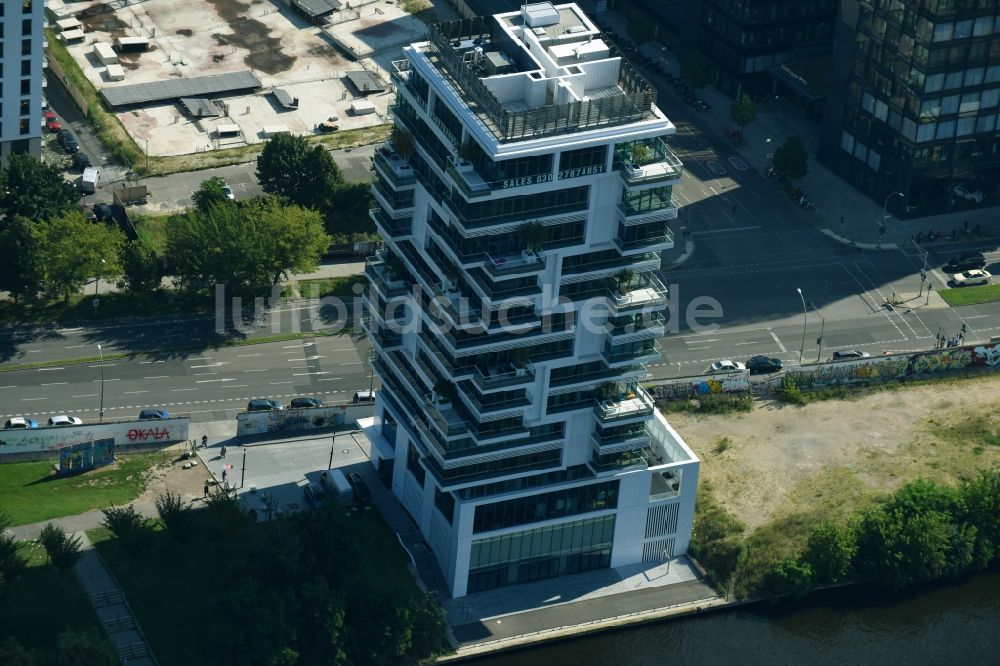 Luftaufnahme Berlin - Hochhaus Living Levels am Spree- Ufer der Mühlenstraße in Berlin - Friedrichshain