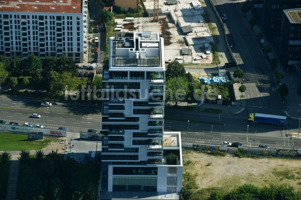 Berlin von oben - Hochhaus Living Levels am Spree- Ufer der Mühlenstraße in Berlin - Friedrichshain