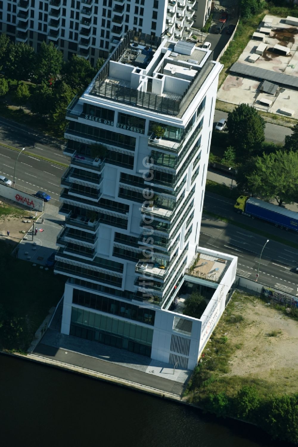 Berlin aus der Vogelperspektive: Hochhaus Living Levels am Spree- Ufer der Mühlenstraße in Berlin - Friedrichshain