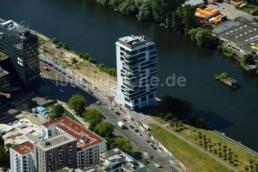 Berlin von oben - Hochhaus Living Levels am Spree- Ufer der Mühlenstraße in Berlin - Friedrichshain