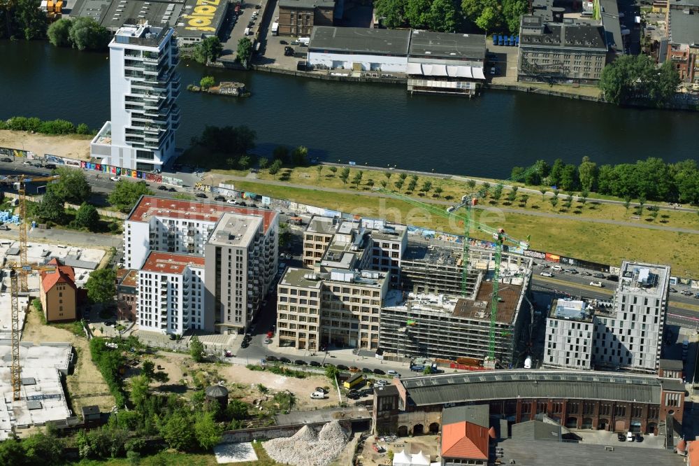 Berlin aus der Vogelperspektive: Hochhaus Living Levels am Spree- Ufer der Mühlenstraße in Berlin - Friedrichshain