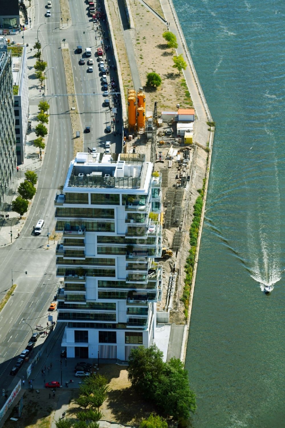 Berlin aus der Vogelperspektive: Hochhaus Living Levels am Spree- Ufer der Mühlenstraße in Berlin - Friedrichshain