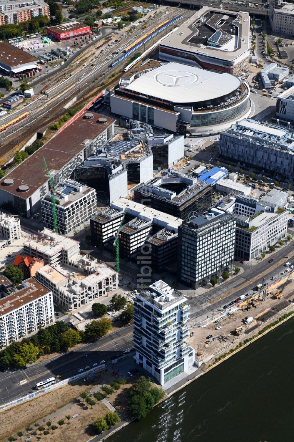 Berlin von oben - Hochhaus Living Levels am Spree- Ufer der Mühlenstraße in Berlin - Friedrichshain