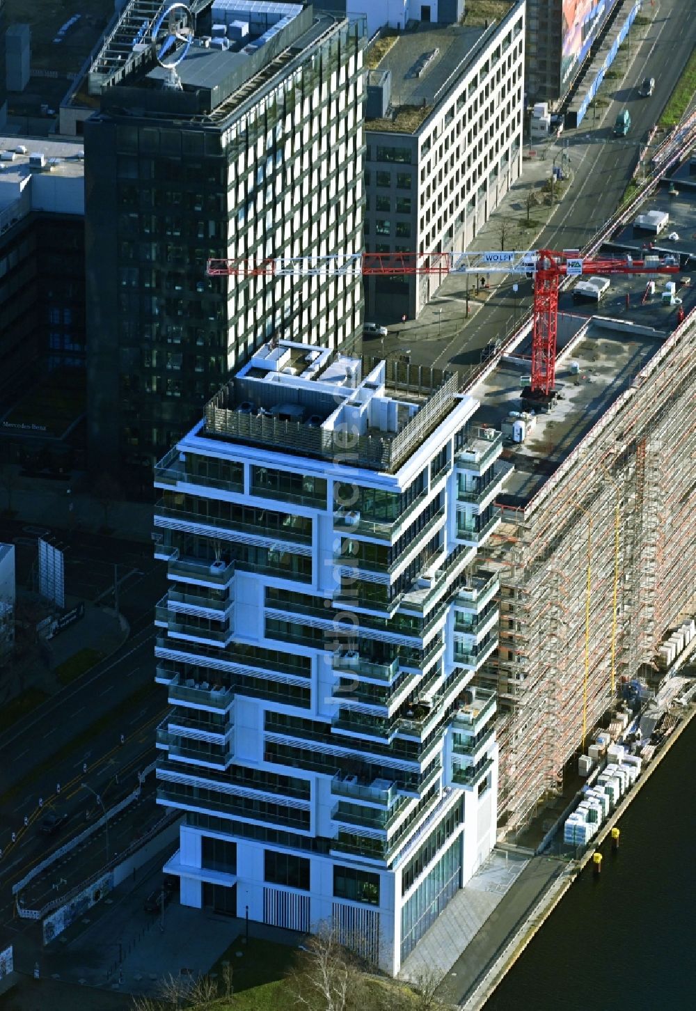 Luftaufnahme Berlin - Hochhaus Living Levels am Spree- Ufer der Mühlenstraße in Berlin - Friedrichshain