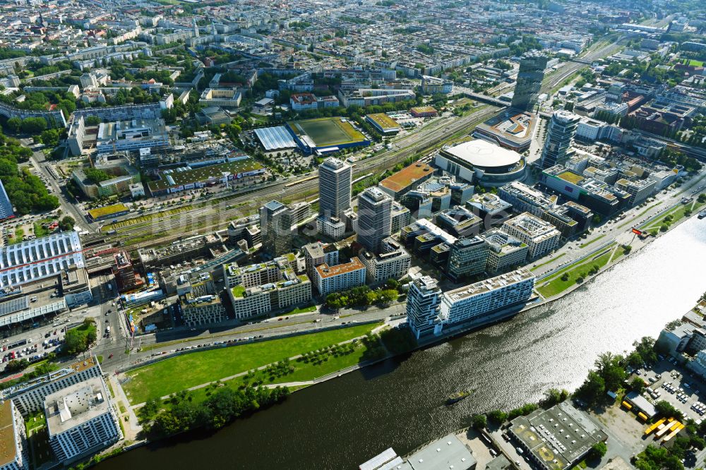 Berlin von oben - Hochhaus Living Levels am Spree- Ufer der Mühlenstraße in Berlin - Friedrichshain