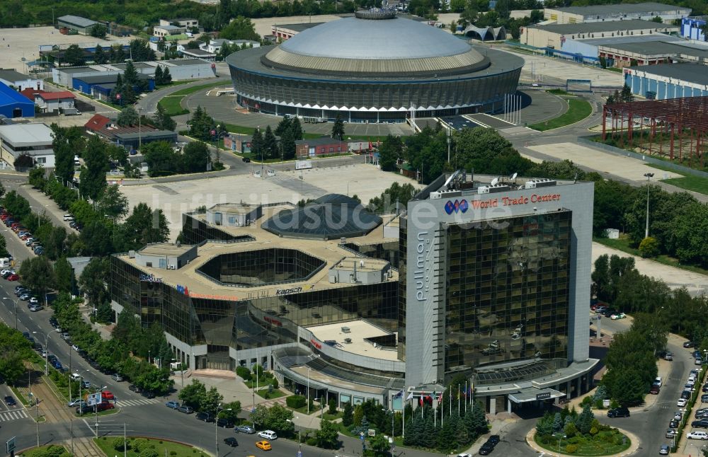 Luftbild Bukarest - Hochhaus- Neubau des Hotel Pullman Bucharest mit Bürokomplex World Trade Center am Montreal square in Bukarest in Rumänien