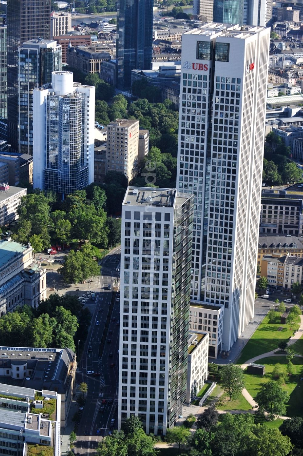 Frankfurt am Main aus der Vogelperspektive: Hochhaus Opernturm in Frankfurt am Main in Hessen