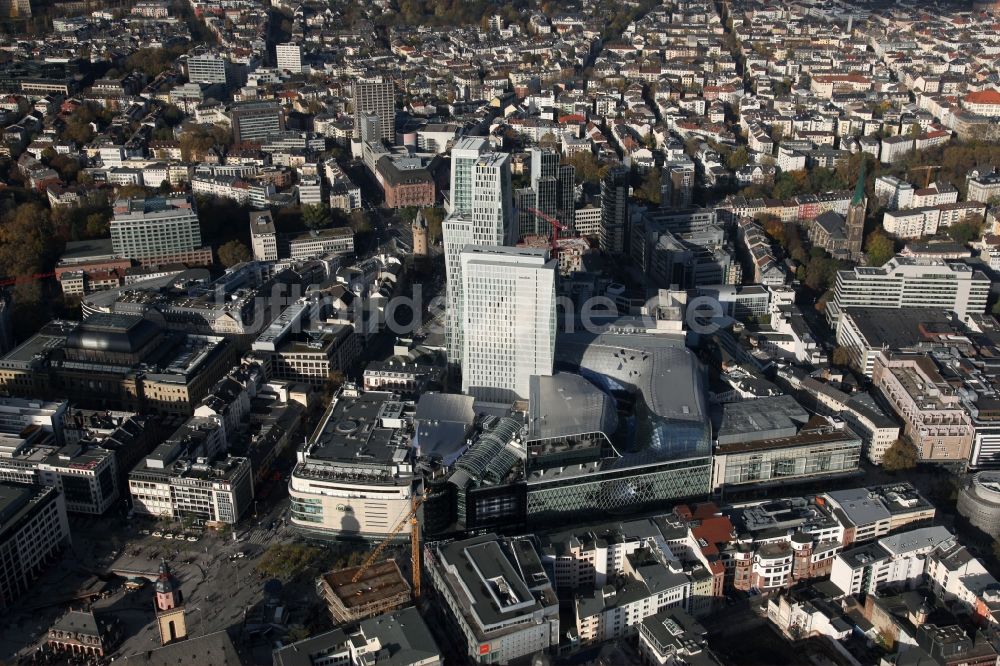 Frankfurt am Main aus der Vogelperspektive: Hochhaus Palais Quartier im Zentrum von Frankfurt / Main in Hessen