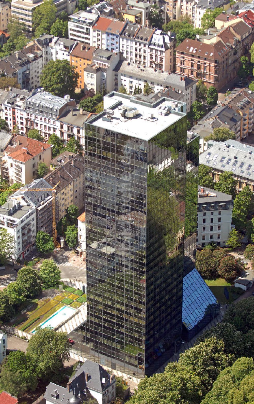 Frankfurt am Main aus der Vogelperspektive: Hochhaus am Park Frankfurt/Main