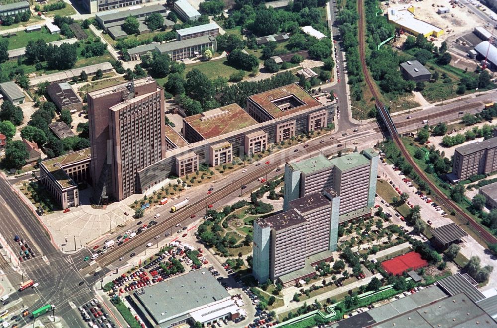 Luftbild Berlin - Hochhaus Pyramide an der Landsberger Allee in Berlin-Marzahn