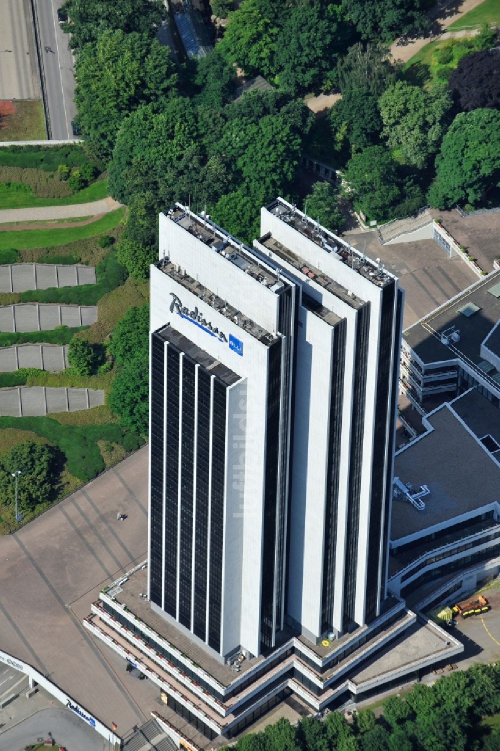 Hamburg aus der Vogelperspektive: Hochhaus des Radisson Blu Hotel Hamburg