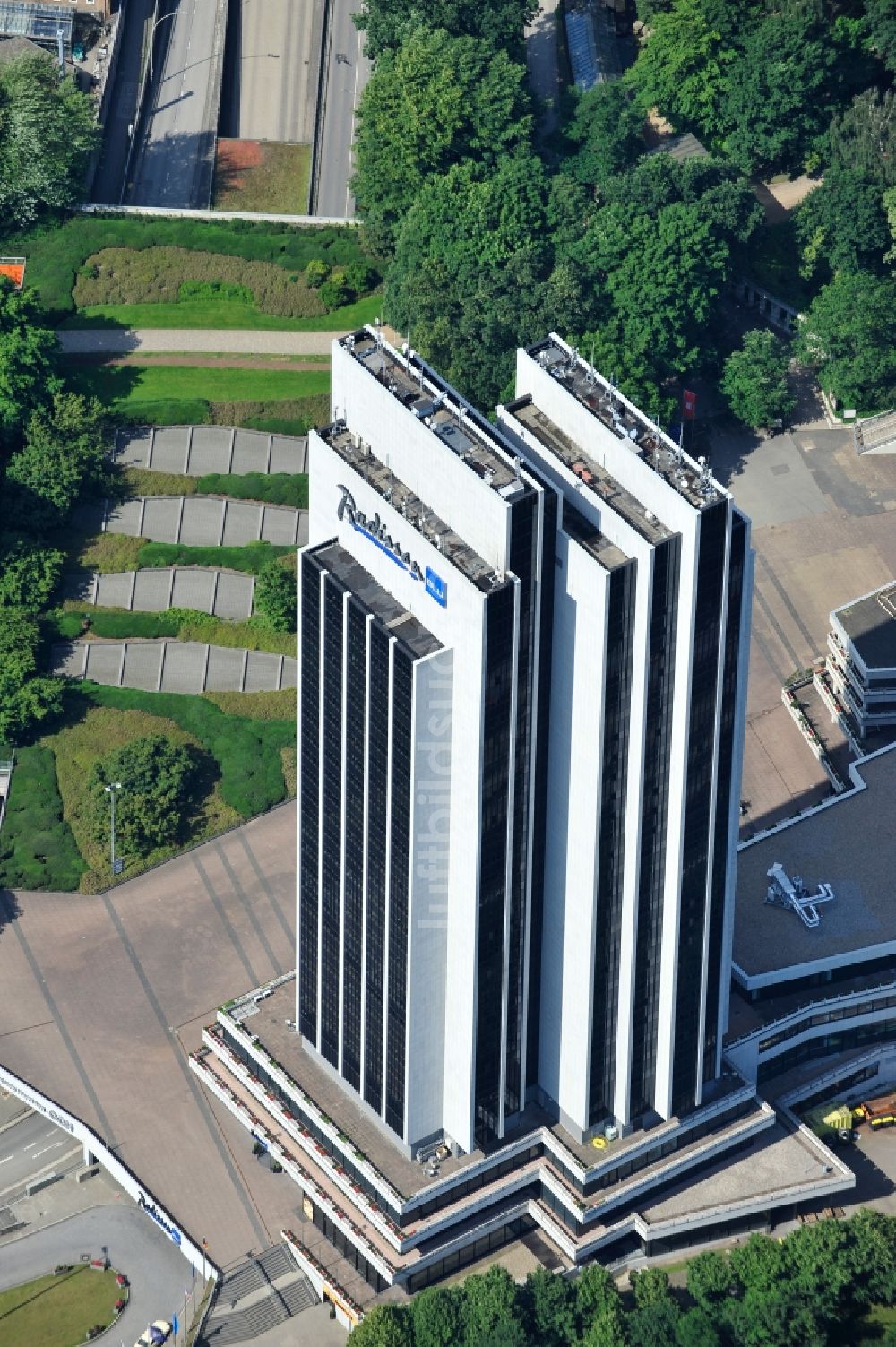 Luftbild Hamburg - Hochhaus des Radisson Blu Hotel Hamburg