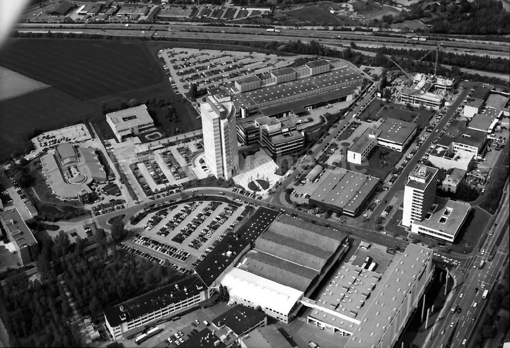 Düsseldorf aus der Vogelperspektive: Hochhaus der Rheinische Post im Industrie- und Gewerbegebiet im Ortsteil Heerdt in Düsseldorf im Bundesland Nordrhein-Westfalen, Deutschland