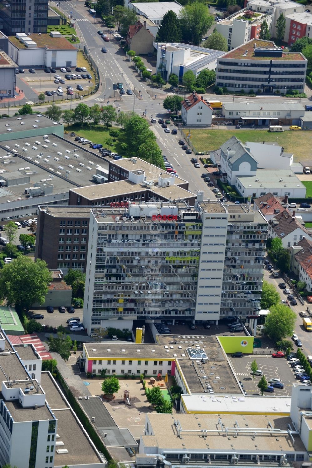 Frankfurt am Main von oben - Hochhaus der Robert Bosch GmbH im Industrie- und Gewerbegebiet Rödelsheim in Frankfurt am Main im Bundesland Hessen