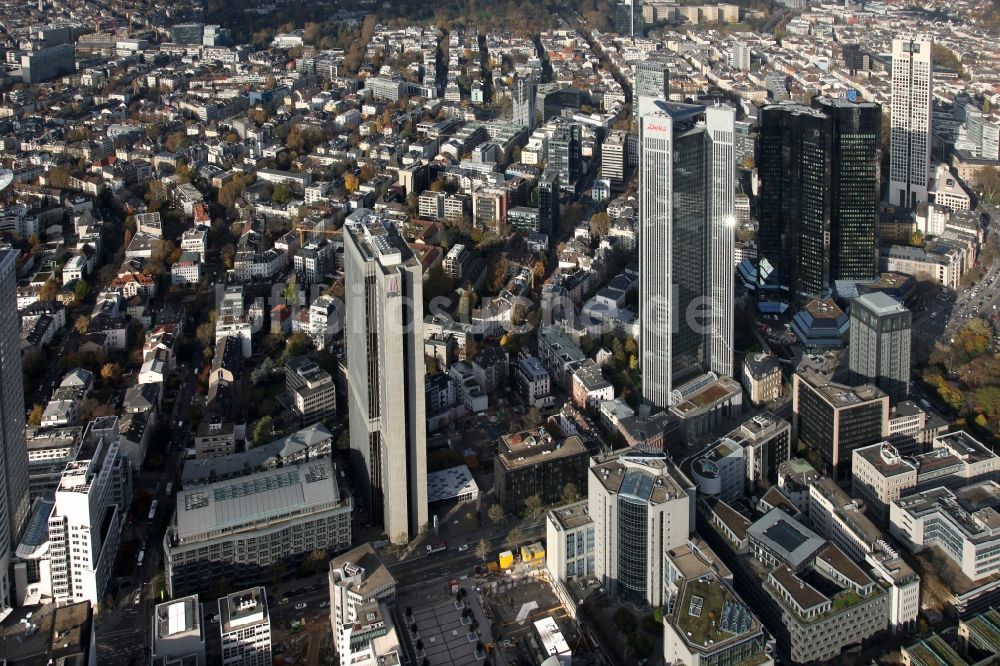 Luftaufnahme Frankfurt am Main - Hochhaus Skyline im Banken- und Versicherungsviertel der Innenstadt von Frankfurt am Main im Bundesland Hessen