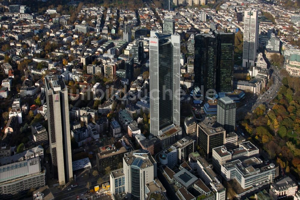 Frankfurt am Main von oben - Hochhaus Skyline im Banken- und Versicherungsviertel der Innenstadt von Frankfurt am Main im Bundesland Hessen