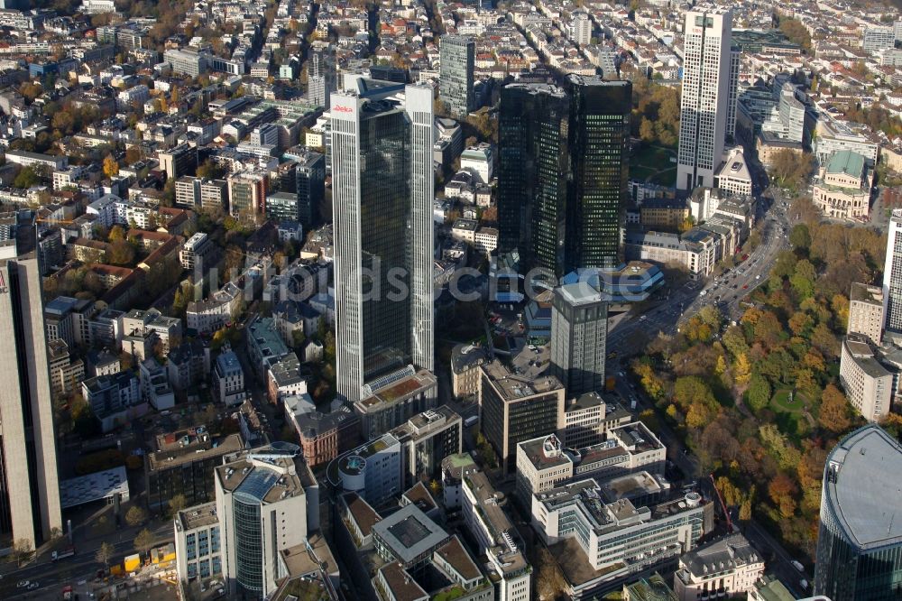 Frankfurt am Main aus der Vogelperspektive: Hochhaus Skyline im Banken- und Versicherungsviertel der Innenstadt von Frankfurt am Main im Bundesland Hessen