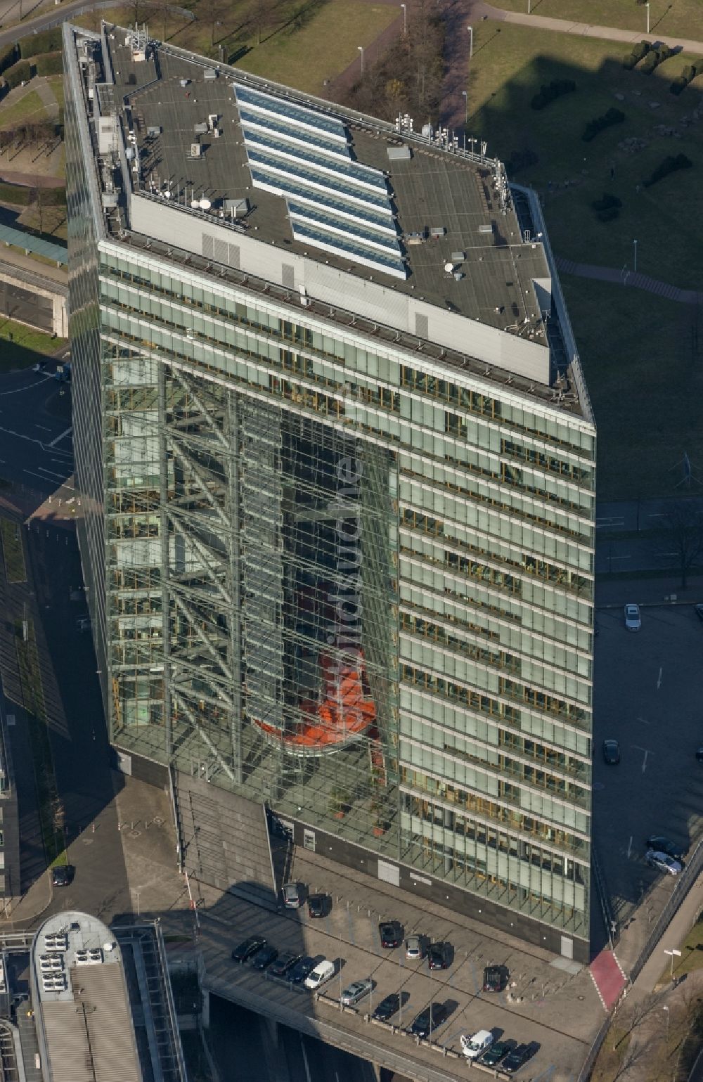 Düsseldorf aus der Vogelperspektive: Hochhaus Stadttor in Düsseldorf im Bundesland Nordrhein-Westfalen