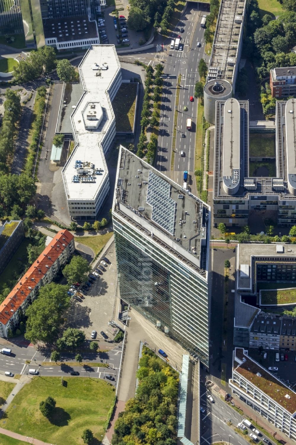 Luftaufnahme Düsseldorf - Hochhaus Stadttor in Düsseldorf im Bundesland Nordrhein-Westfalen