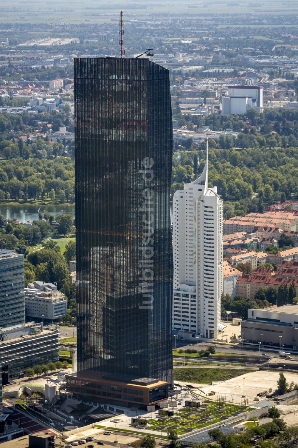 Luftaufnahme Wien - Hochhaus Tech Gate Vienna der Wirtschafts- und Technologie GmbH im Austria Center Wien in Österreich