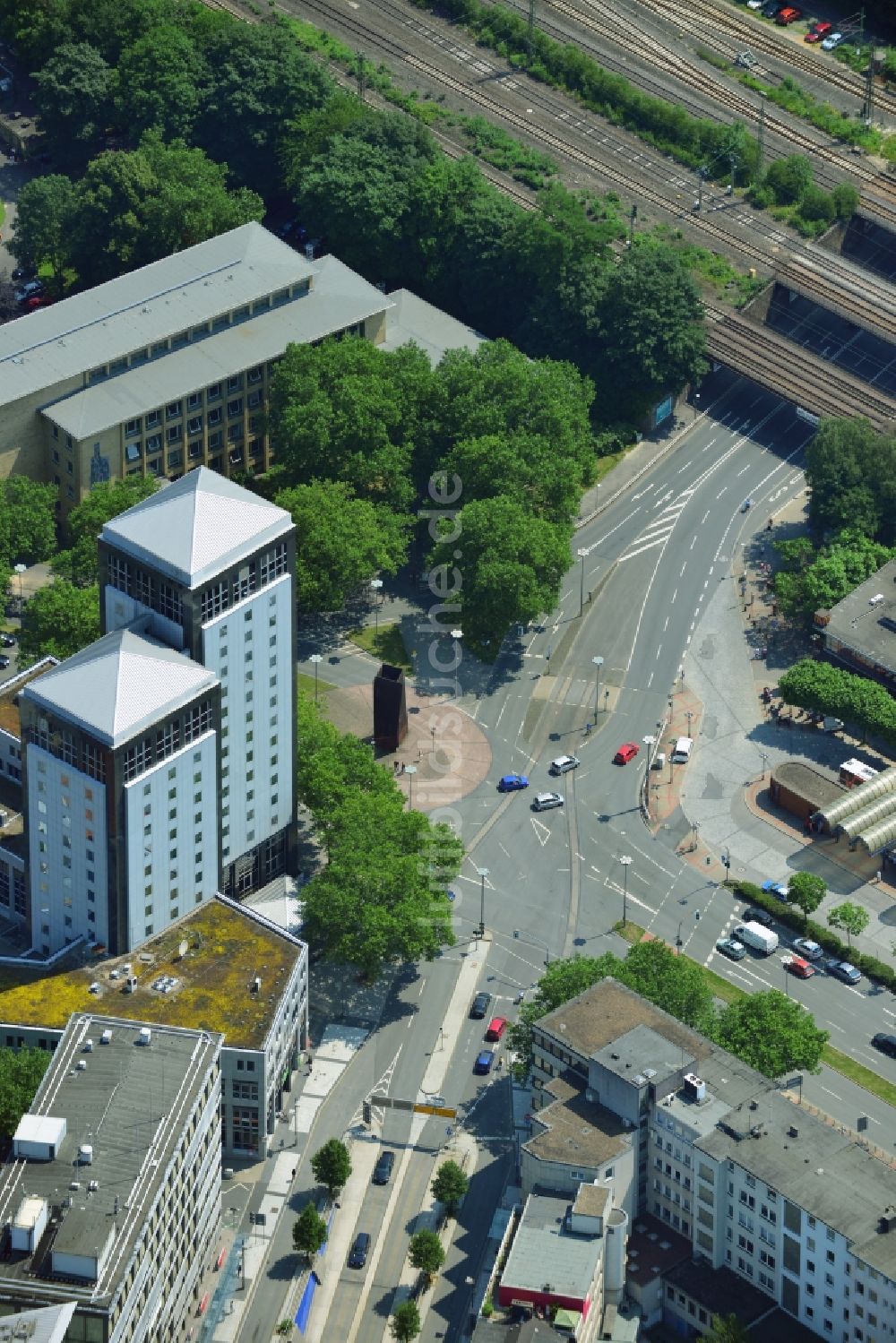 Luftaufnahme Bochum - Hochhaus - Türme des Hotels park inn am Ostring / Massenbergstraße in der Innenstadt von Bochum in Nordrhein-Westfalen