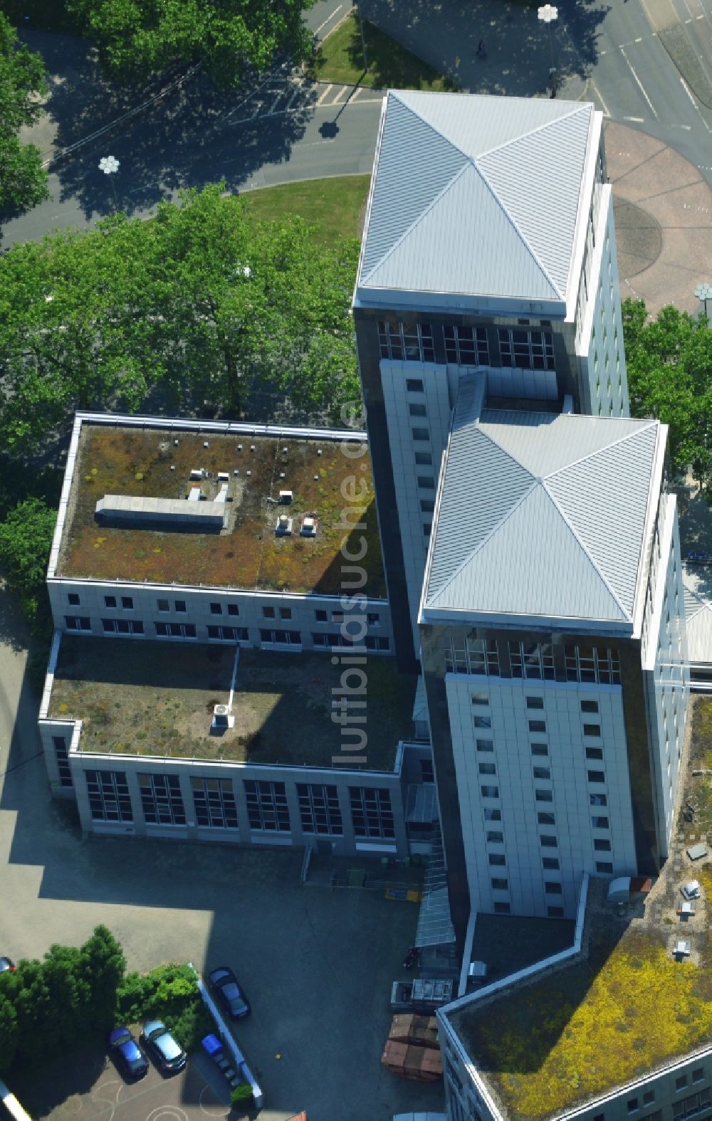 Bochum aus der Vogelperspektive: Hochhaus - Türme des Hotels park inn am Ostring / Massenbergstraße in der Innenstadt von Bochum in Nordrhein-Westfalen