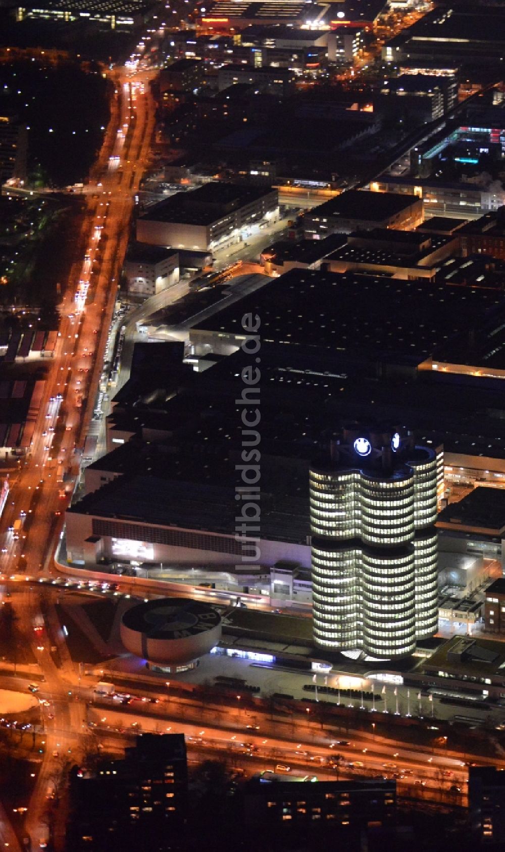 München von oben - Hochhaus Vierzylinder am BMW-Werk München im Stadtteil Milbertshofen in München im Bundesland Bayern