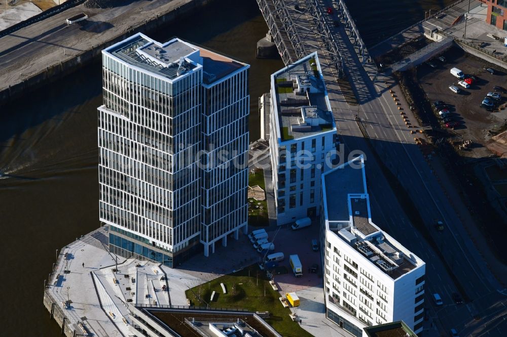 Hamburg aus der Vogelperspektive: Hochhaus WATERMARK und Intelligent Quarters in der Hafen City in Hamburg, Deutschland