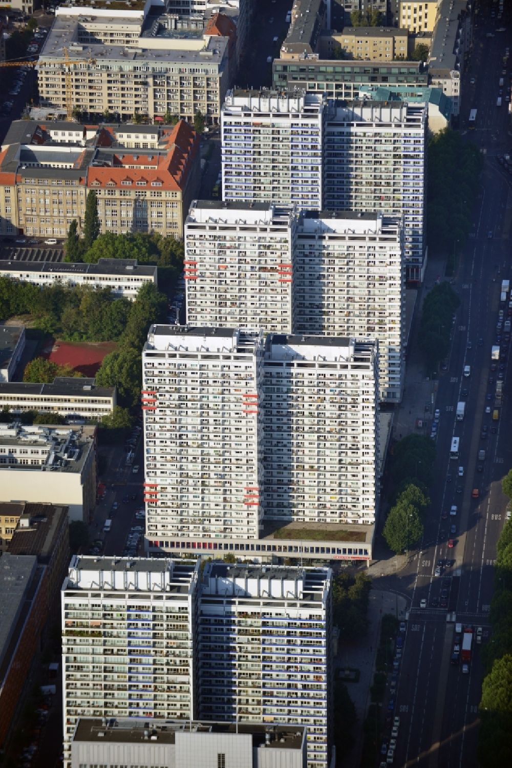 Berlin von oben - Hochhaus- Wohngebiet in der Leipziger Straße in Berlin