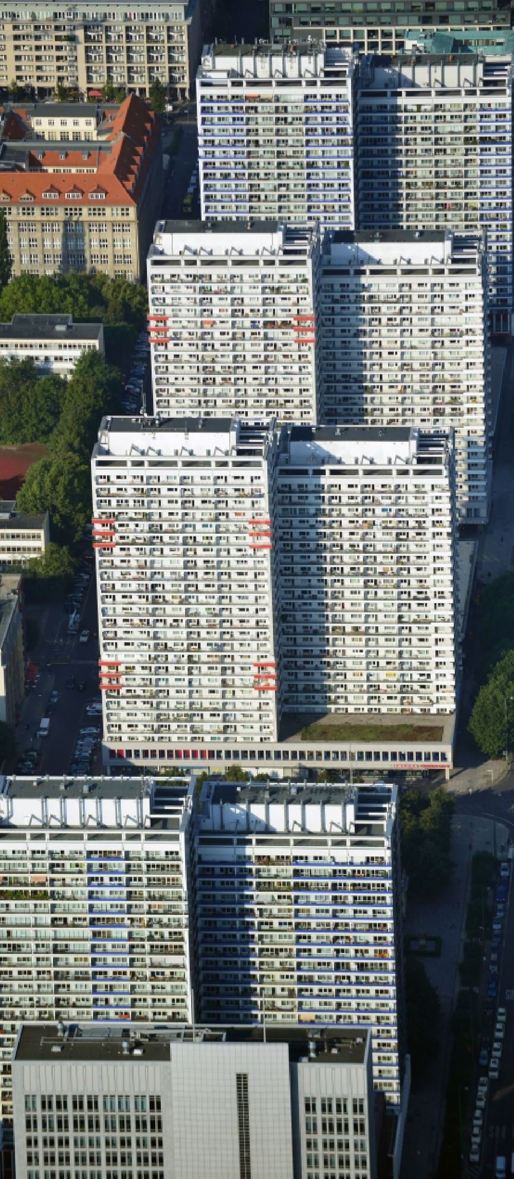 Berlin von oben - Hochhaus- Wohngebiet in der Leipziger Straße in Berlin