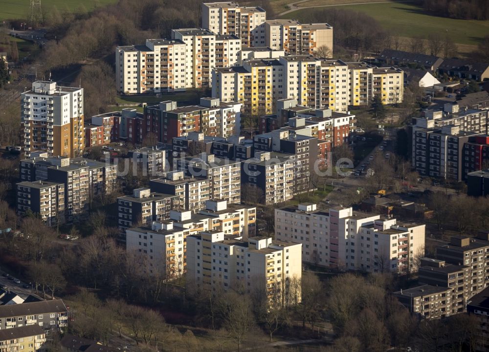 Essen von oben - Hochhaus- Wohngebietssiedlung im Stadtteil Horst am Bonhoefferweg in Essen im Bundesland Nordrhein-Westfalen