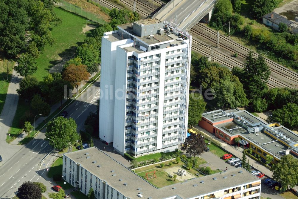 Luftaufnahme Augsburg - Hochhaus- Wohngebäude am Heckrosenweg in Augsburg im Bundesland Bayern