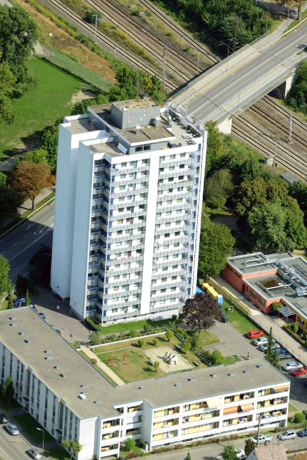 Augsburg von oben - Hochhaus- Wohngebäude am Heckrosenweg in Augsburg im Bundesland Bayern