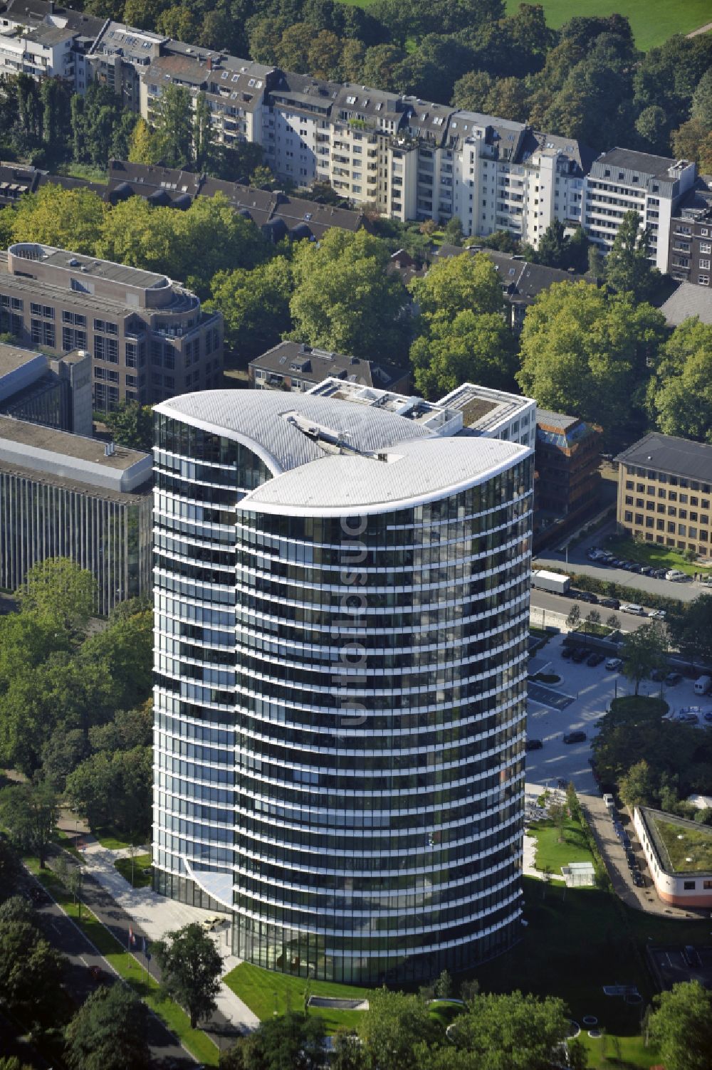 Düsseldorf von oben - Hochhausgebäude Sky Office in Düsseldorf im Bundesland Nordrhein-Westfalen, Deutschland