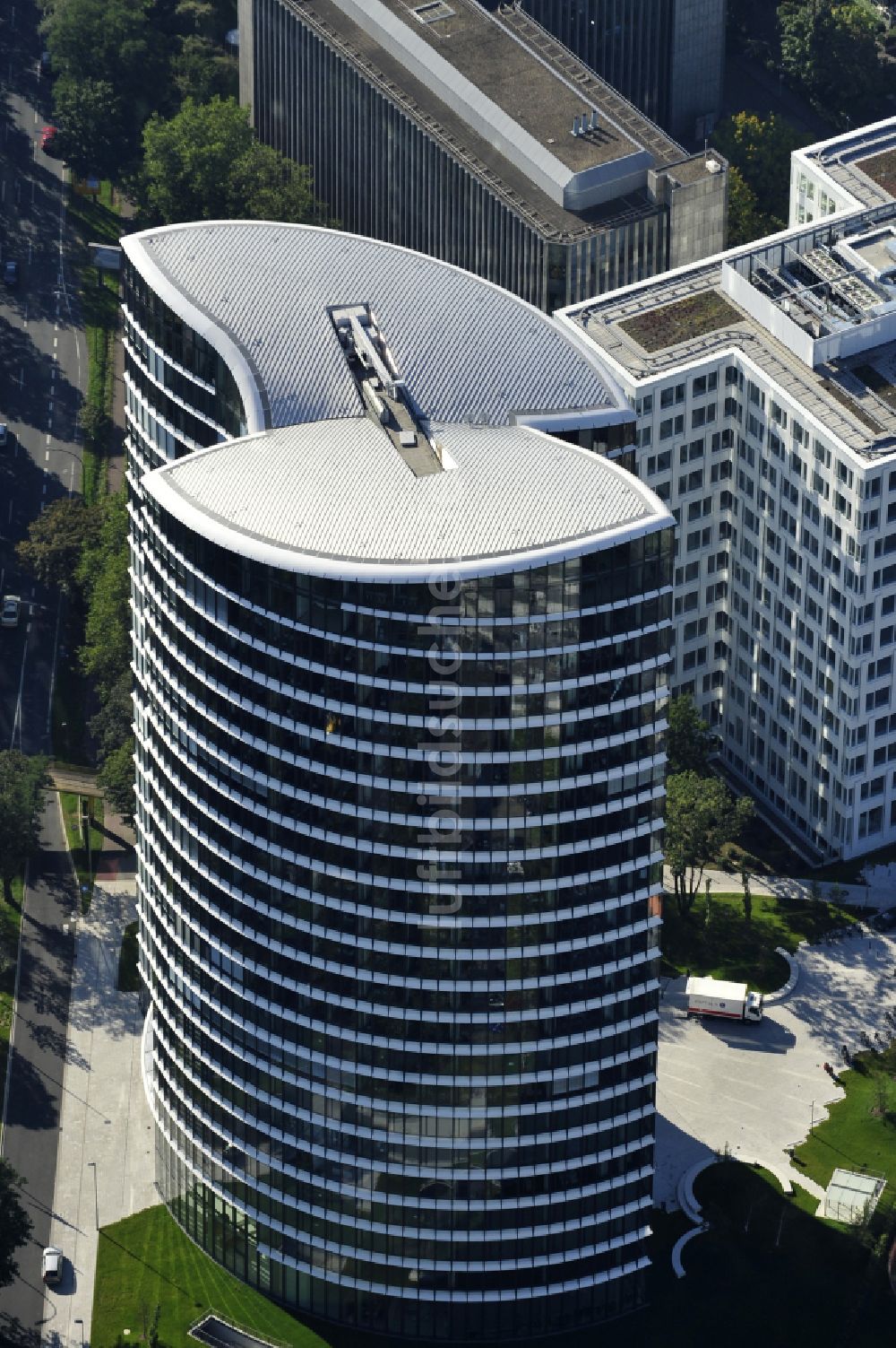 Luftbild Düsseldorf - Hochhausgebäude Sky Office in Düsseldorf im Bundesland Nordrhein-Westfalen, Deutschland