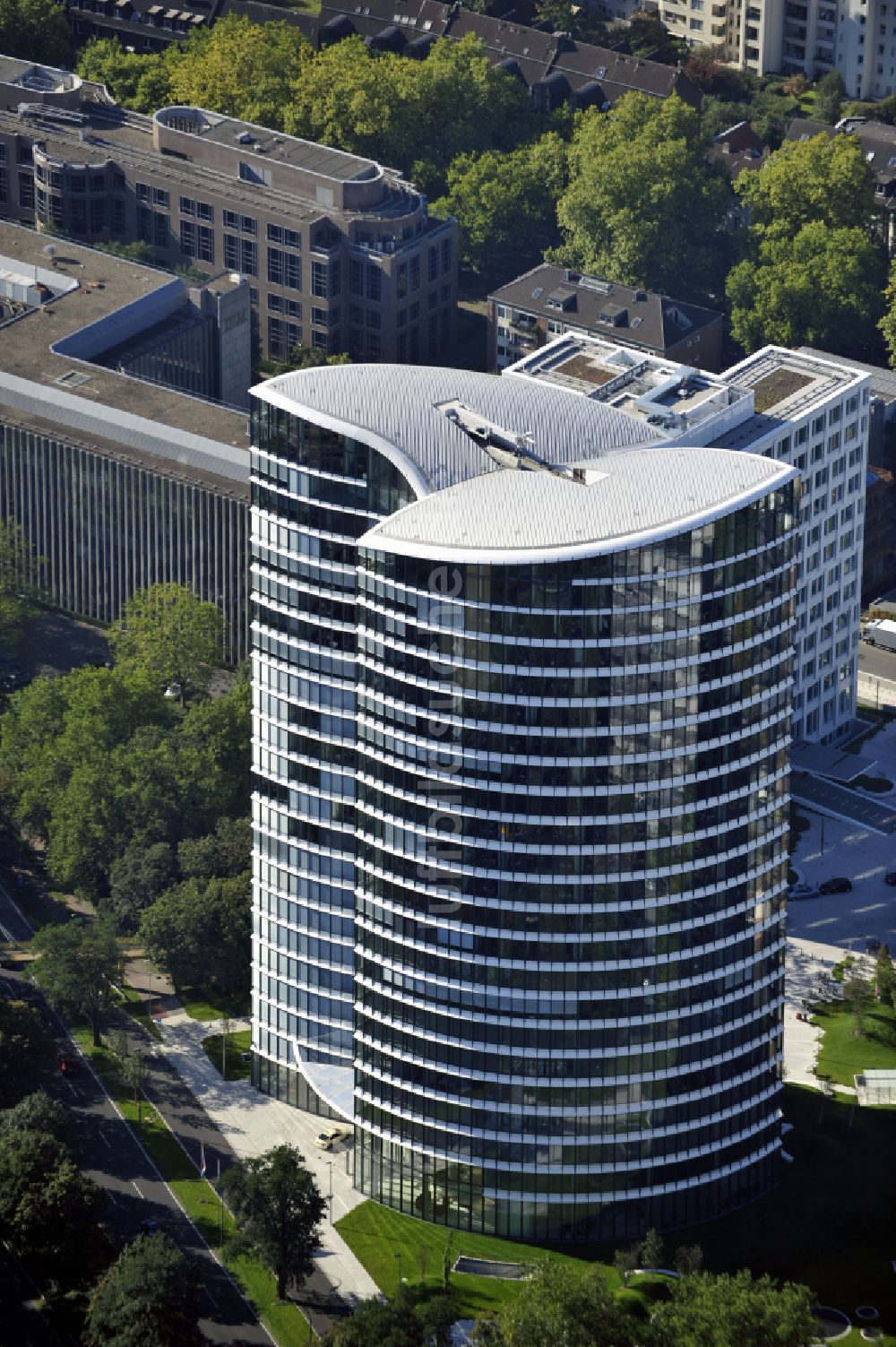 Luftbild Düsseldorf - Hochhausgebäude Sky Office in Düsseldorf im Bundesland Nordrhein-Westfalen, Deutschland