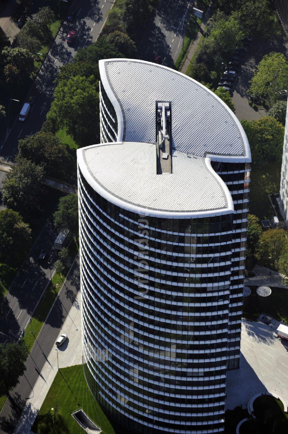 Luftbild Düsseldorf - Hochhausgebäude Sky Office in Düsseldorf im Bundesland Nordrhein-Westfalen, Deutschland