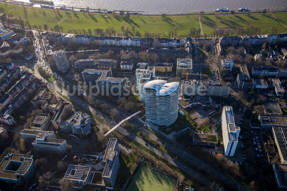 Luftbild Düsseldorf - Hochhausgebäude Sky Office in Düsseldorf im Bundesland Nordrhein-Westfalen, Deutschland