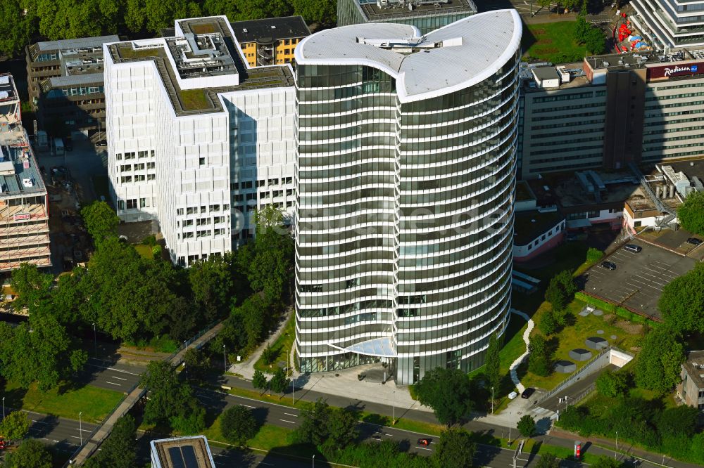 Luftaufnahme Düsseldorf - Hochhausgebäude Sky Office in Düsseldorf im Bundesland Nordrhein-Westfalen, Deutschland