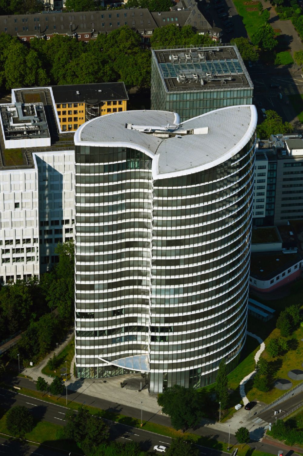 Düsseldorf von oben - Hochhausgebäude Sky Office in Düsseldorf im Bundesland Nordrhein-Westfalen, Deutschland