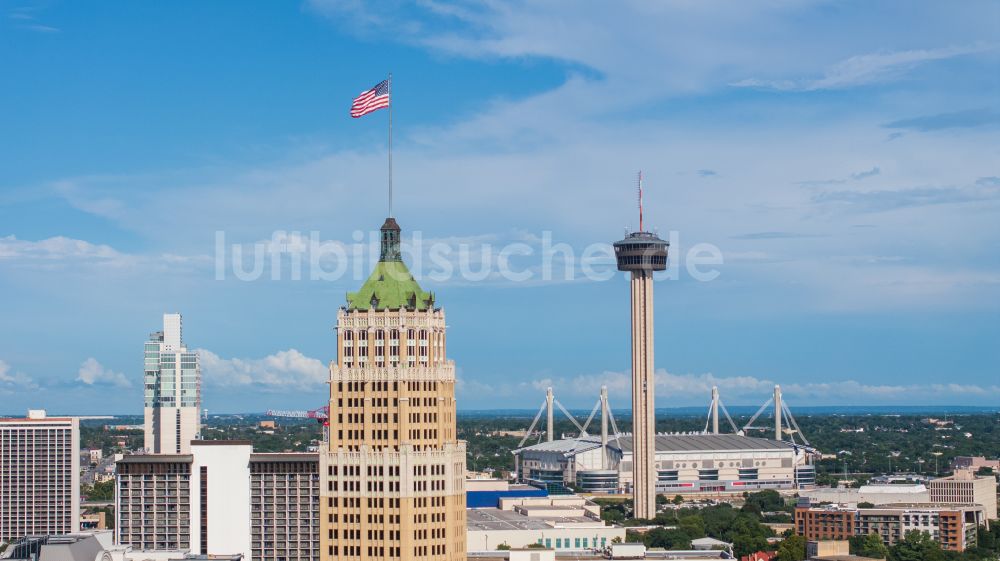 San Antonio von oben - Hochhausgebäude Tower Life Building in San Antonio in Texas, USA