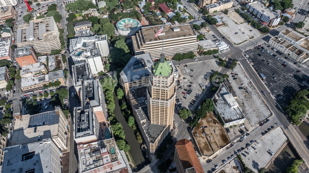 Luftaufnahme San Antonio - Hochhausgebäude Tower Life Building in San Antonio in Texas, USA