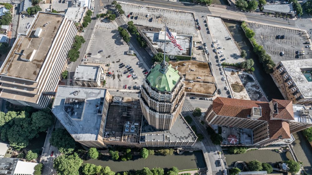 San Antonio von oben - Hochhausgebäude Tower Life Building in San Antonio in Texas, USA